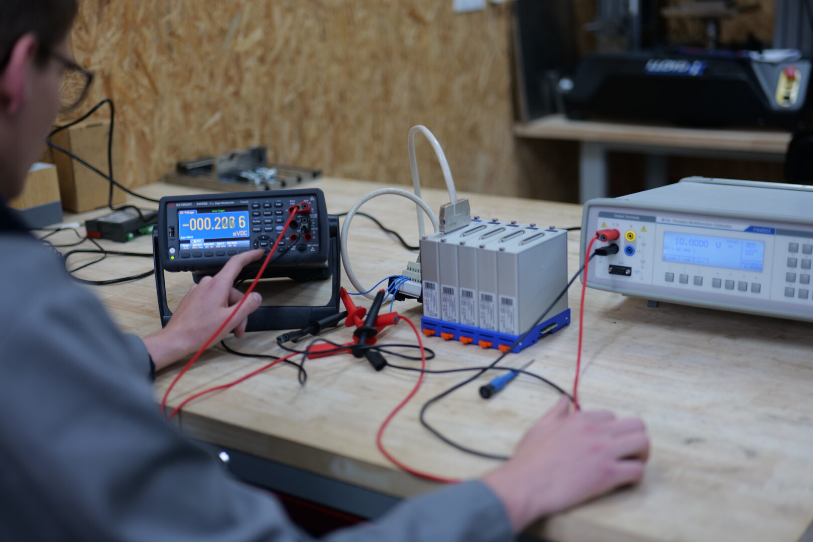 Banc d'étalonnage électrique : multimètre Keysight 34470A et calibrateur multifonction